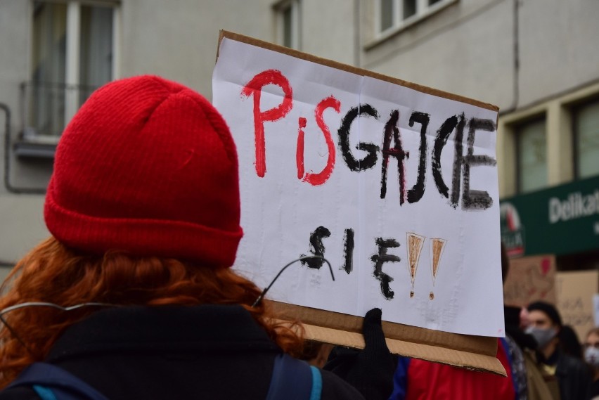 Strajki kobiet w Gdyni. Wyraziste i buntownicze hasła manifestujących mieszkańców Gdyni. Głośne protesty po wyroku TK. ws aborcji [ZDJĘCIA]