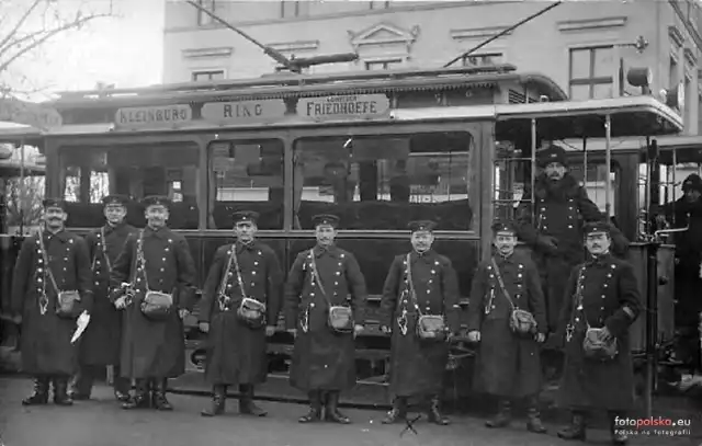 Lata 1905-1915, tramwaj i pracownicy przedsiębiorstwa komunikacyjnego przed budynkiem restauracji przy ulicy Powstańców Śląskich

Zobacz więcej na kolejnych slajdach --->