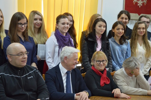 Studenci z Grybowa odebrali stypendia przyznawane przez wójta Piotra Kroka (w środku). Na ten cel gmina daje 250 tys. zł