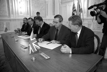 Zdjęcie z podpisania w listopadzie 1999 roku niekorzystnej dla miasta i odbiorców umowy z zagranicznym partnerem. Podpisy pod umową złożyli Bogdan Traczyk (drugi od lewej) i Robert Olives (czwarty od lewej)./ JACEK ROJKOWSKI