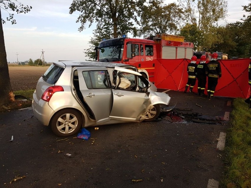 Auto na drzewie w Ostrorogu