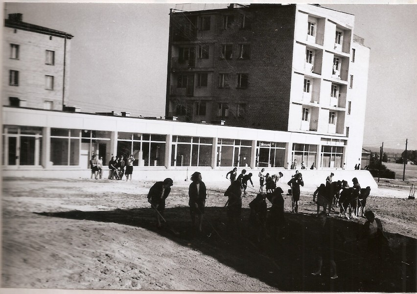Archiwalne zdjęcia tomaszowskich szkół na kolejnych slajdach