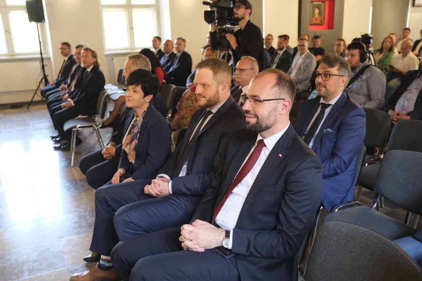 Minister cyfryzacji Janusz Cieszyński podczas spotkania w...