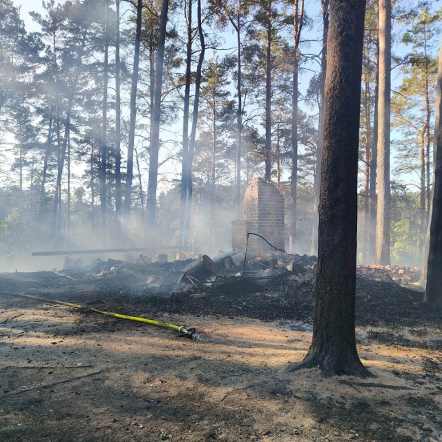 11.06.2023 o godz. 16.45 strażacy zostali powiadomieni o pożarze domków letniskowych we Wdzydzach