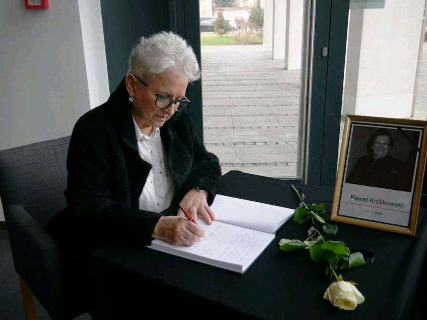 Księga kondolencyjna Pawła Królikowskiego w Ratuszu