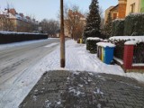 Osiedlowe uliczki w Oleśnicy są białe i śliskie. Kierowcy narzekają na służby 