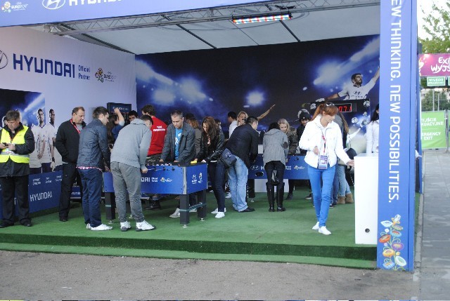Gdańsk - Euro 2012: fani piłki nożnej wciąż się bawią w gdańskiej strefie kibica