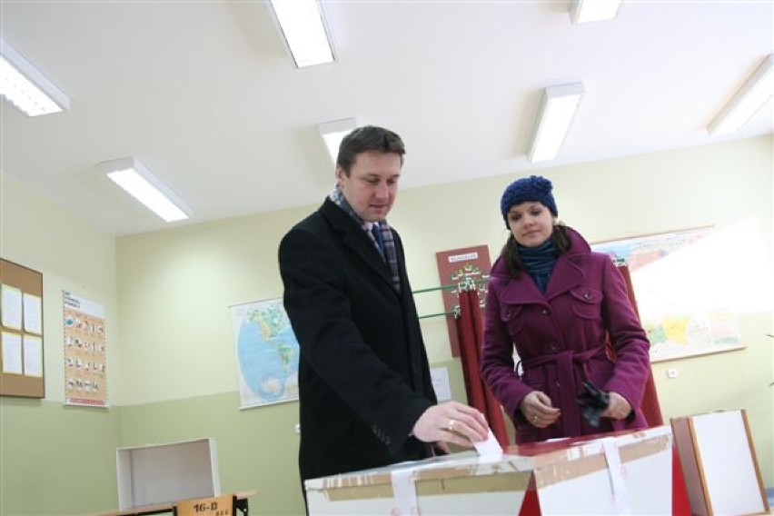 Łukasz Zbonikowski  z żoną Moniką podczas głoswania