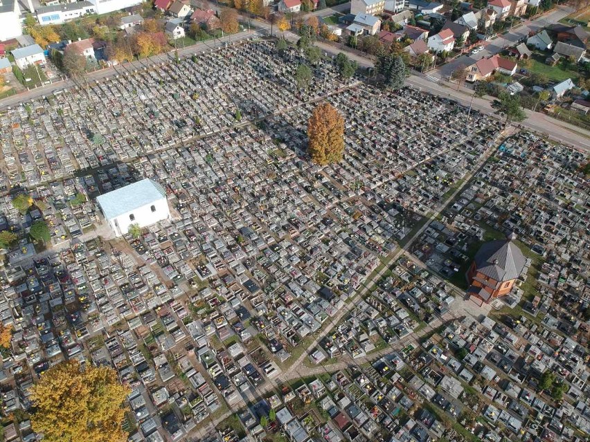 Wszystkich Świętych 2020. Opustoszały cmentarz w Bielsku Podlaskim. Zobaczcie niezwykłe ujęcia z drona (zdjęcia, wideo)