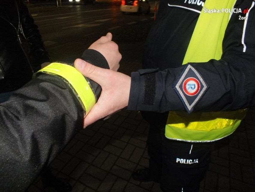 Policjanci z Żor na Mikołaja rozdawali odblaski