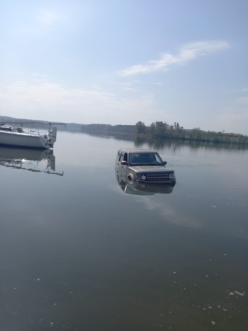 Strażacy wyciągali z wody samochód z łodzią (27.04.2022).