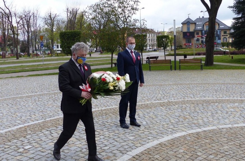 Święto Konstytucji 3 Maja. Skromna delegacja samorządowców złożyła kwiaty pod Obeliskiem Niepodległości