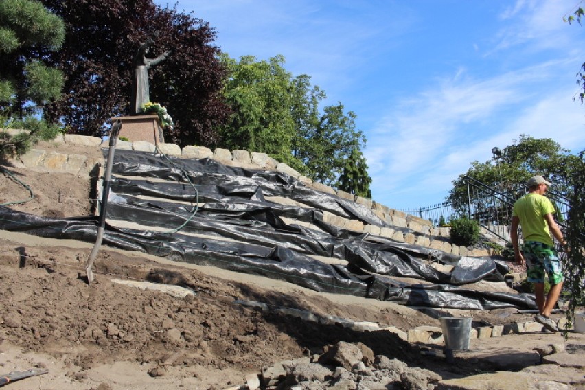Rozbudowa skalniaka przy pomniku Jana Pawła II w Radziejowie [zdjęcia]