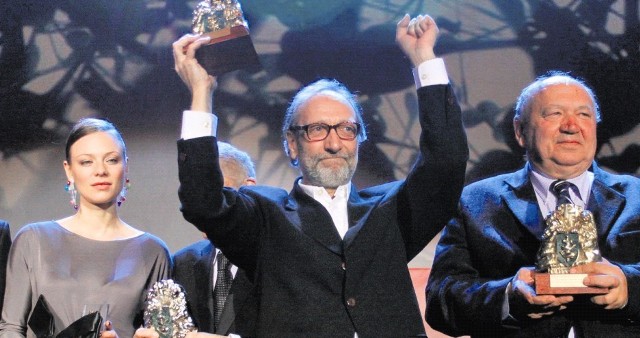 Jan Kidawa-Błoński (w środku) po odebraniu Złotych Lwów za film "Różyczka".