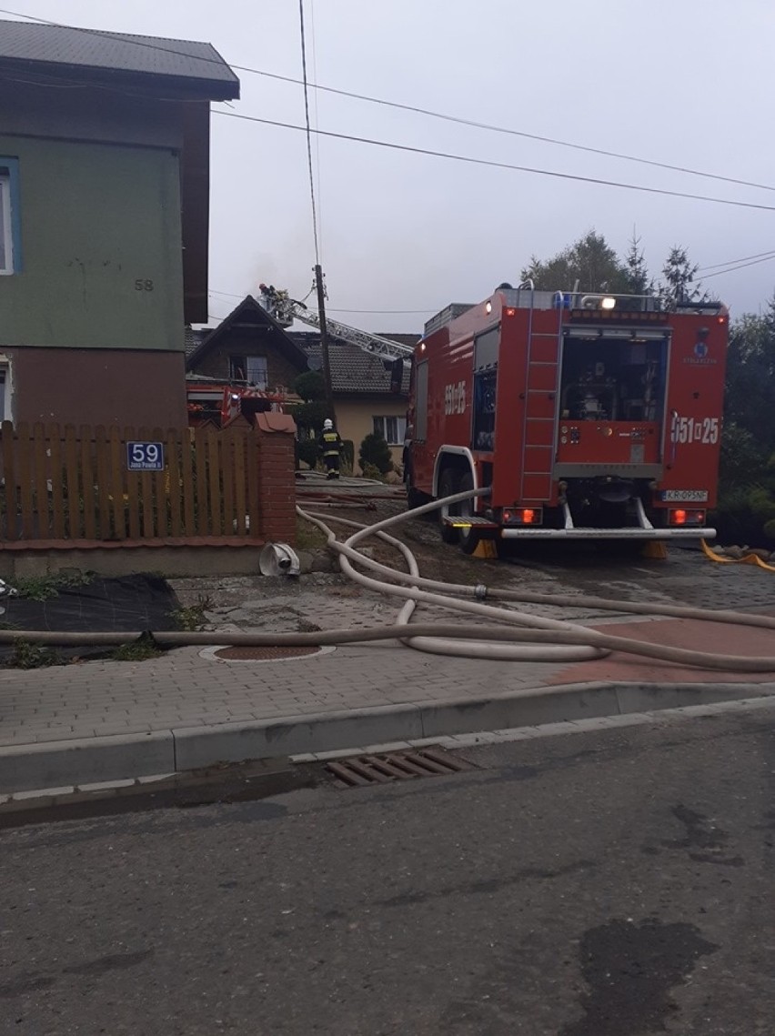 Pożar poddasza domu w Witanowicach. Ogień strawił część dachu