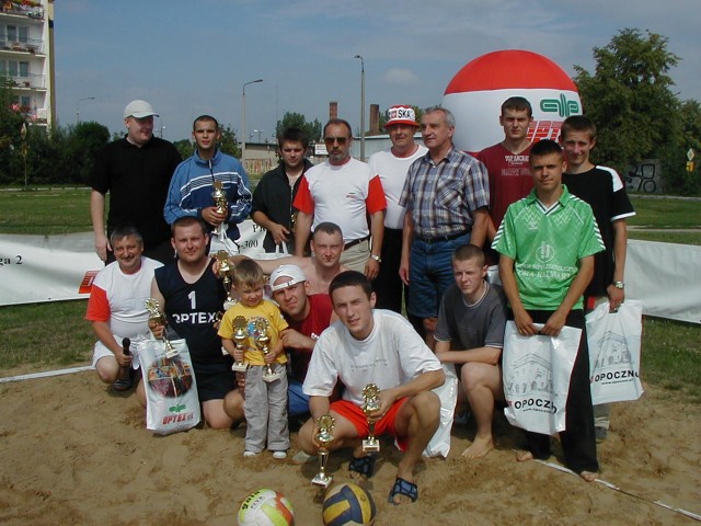Jerzy Sijer (stoi w środku w biało-czerwonym kapeluszu z napisem Polska) był wielkim fanem siatkówki, także tej rozgrywanej na plaży