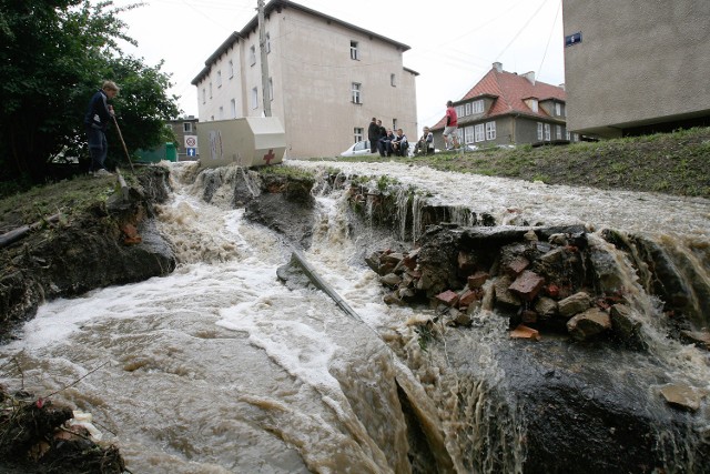 W wałbrzyskiej dzielnicy Biały Kamień odkryto oraz pogłębiono i poszerzono koryto potoku Szczawnik. Zbiera on wody spływające m.in. z góry Chełmiec i często był przyczyną lokalnych podtopień