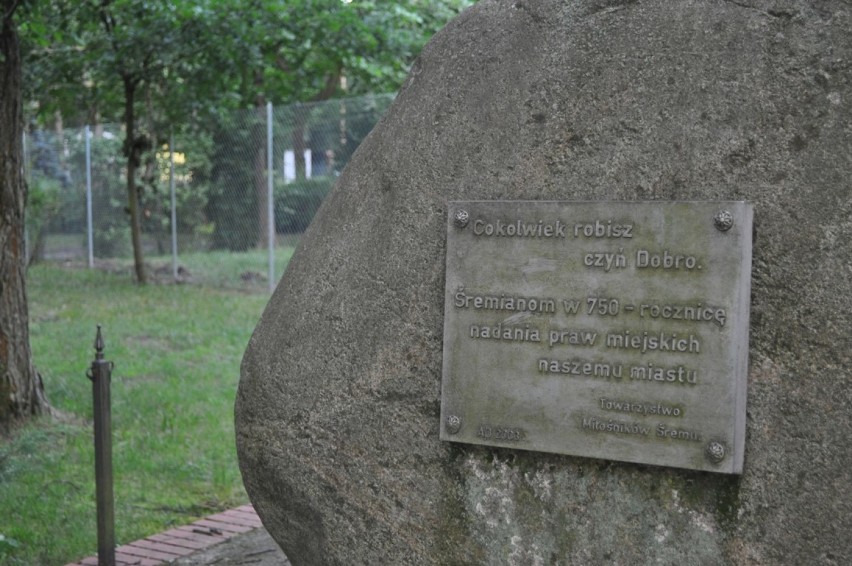 Śremski park miejski: brakuje tylko drutu kolczastego