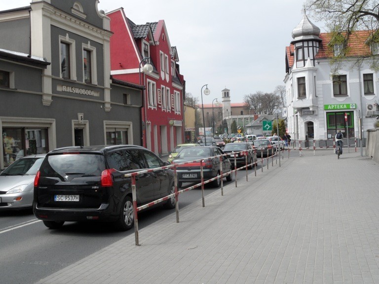 Dziś w Lublińcu dzień targowy, a do tego jutro zaczyna się długi weekend. Centrum jest w korkach