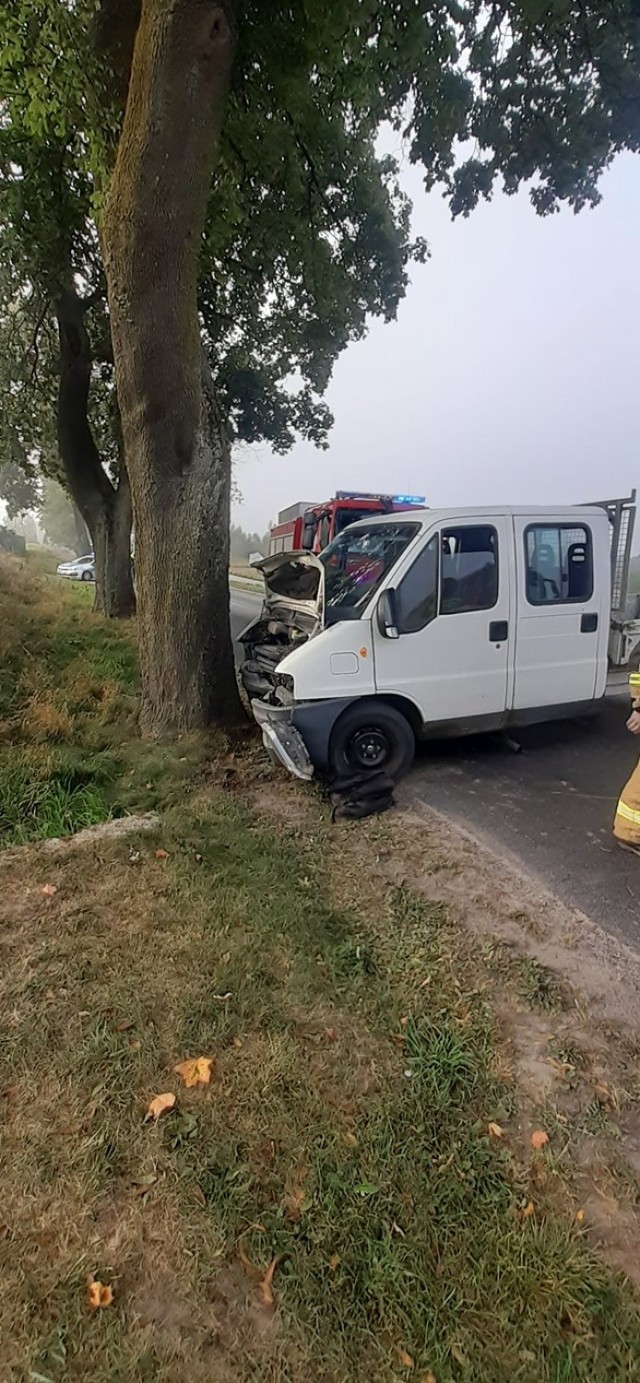 Pijany kierowca 25 września uderzył w drzewo kierując autem, w którym oprócz niego jechało 5 osób