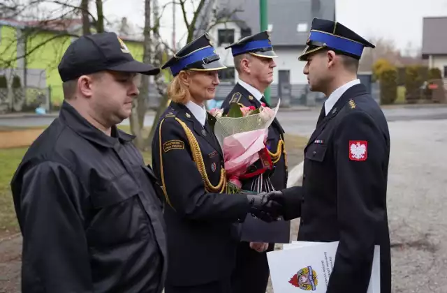 Uroczysta zbiórka w KM PSP w Dąbrowie Górniczej

Zobacz kolejne zdjęcia/plansze. Przesuwaj zdjęcia w prawo naciśnij strzałkę lub przycisk NASTĘPNE