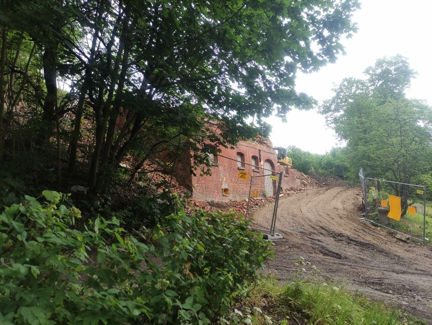 Trwa wielkie wyburzanie w dzielnicy Podgórze w Wałbrzychu. Jedna kamienica zniknęła, dwie są rozbierane, sześć kolejnych czeka - zdjęcia