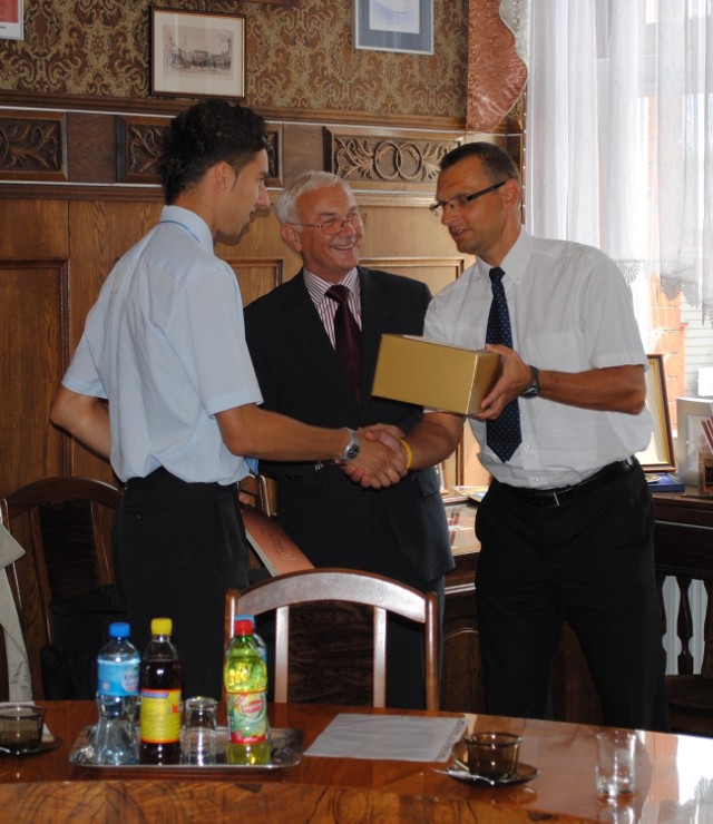 Niedawno w tczewskim magistracie Krzysztof Uwijała (z lewej) odebrał upominek za medale zdobyte w seniorskich MP. Czas na kolejny prezent