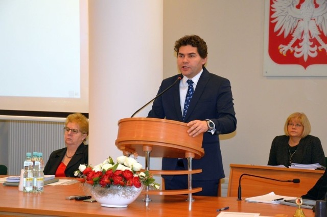 Prezydent Lucjusz Nadbereżny na sesji rady miasta, z lewej była już skarbnik Bogusława Gdula