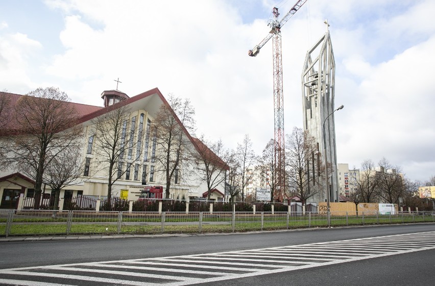 Na Bielanach wyrasta 40-metrowa dzwonnica kościelna. Co na to mieszkańcy?