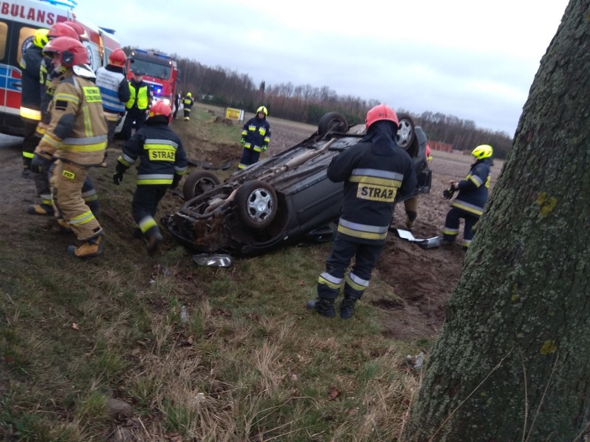 Wypadek w Szadkowicach. Dwie osoby trafiły do szpitala