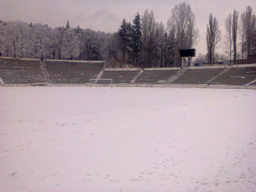 Stadion Górnika Wałbrzych w dzielnicy Nowe Miasto w zimowej...