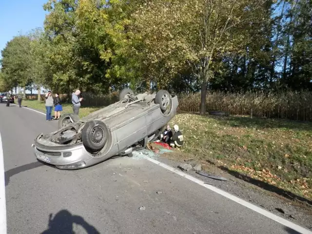 Na drodze krajowej nr 21 między Suchorzem a Objezierzem doszło do wypadku. 38-letni mężczyzna kierujący fiatem jadąc w kierunku Suchorza, na zakręcie w prawo najprawdopodobniej nie zachował ostrożności podczas wymijania i zderzył się bocznie z jadącym w przeciwnym kierunku oplem. Do szpitala trafił 67–letni kierowca opla. Jego życiu nie zagraża niebezpieczeństwo. (ang)