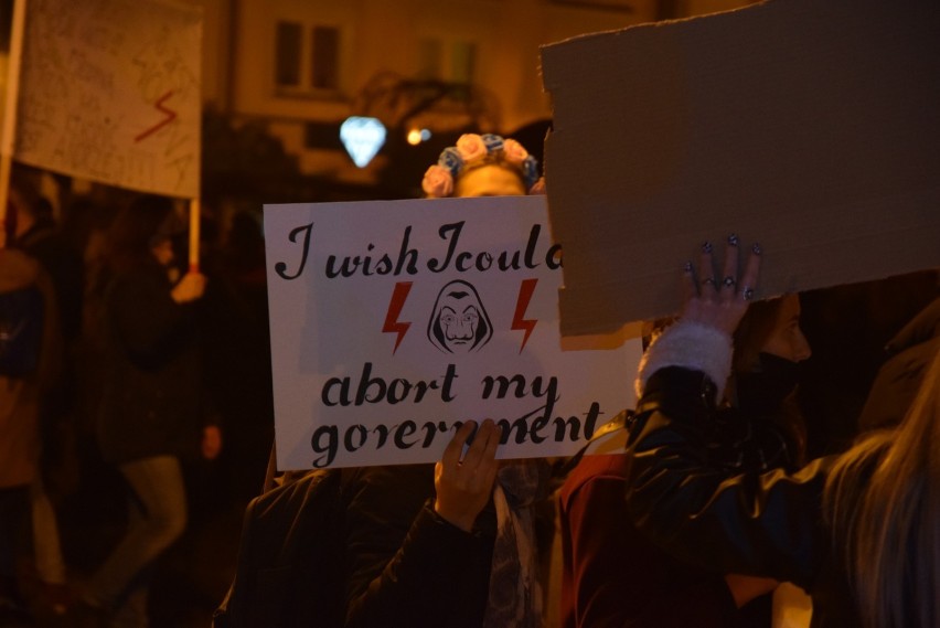 Protest kobiet w Skierniewicach. „Prezenty” pod biurem poselskim PiS [ZDJĘCIA]