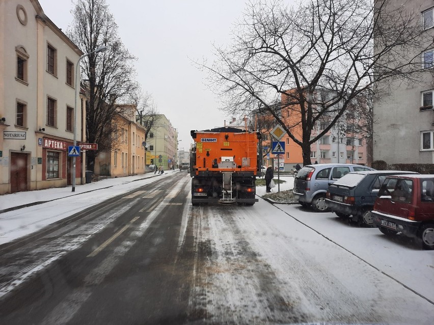 Zima zaskoczyła kierowców w Oleśnicy i okolicach. Uwaga na utrudnienia!