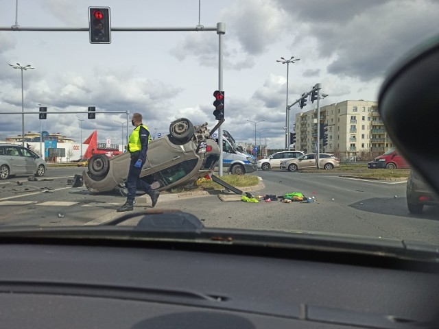 W środę, 14 kwietnia około godz. 14 na Piątkowie doszło do zderzenia dwóch aut, w wyniku czego jedno dachowało. Na miejscu są służby. Jedna osoba jest poszkodowana,

Zobacz więcej zdjęć ---->

Zobacz także: 

Kierowcy tych aut powodują najwięcej wypadków --->

10 polskich dróg śmierci ---->