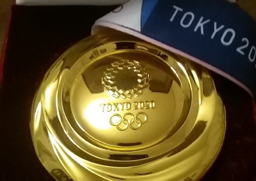 Basia Karwańska. Replika złotego medalu z IO w Tokio wystawiona na licytację na rzecz chorej dziewczynki