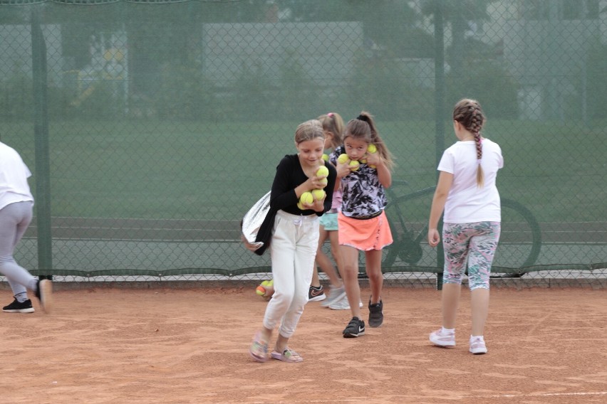 Koniec zajęć wakacyjnej Akademii tenisa ziemnego dla dzieci z SM Piast w Złotowie. Od jutra zajęcia z wf-u będą w szkole.