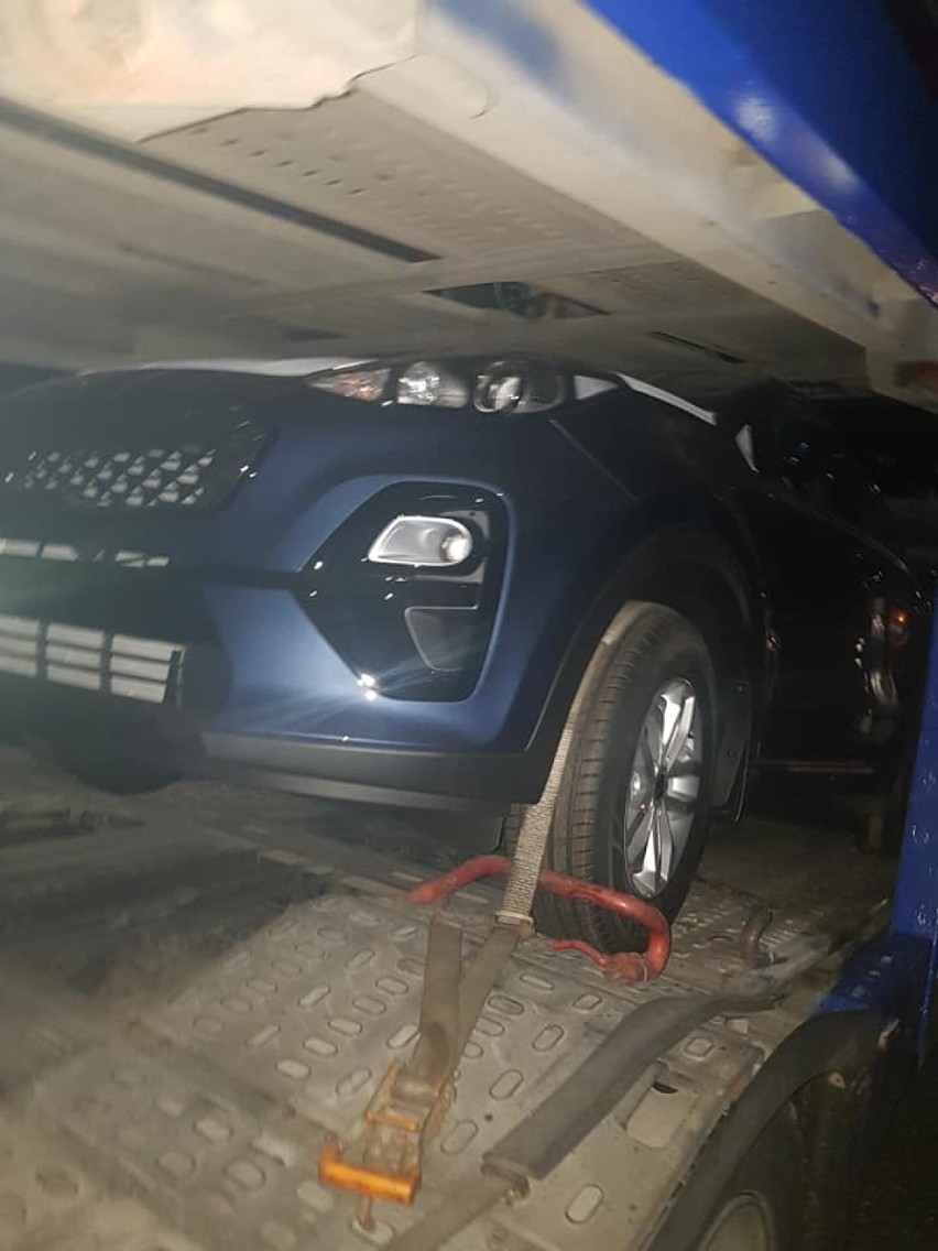 Groźny wypadek w Lalikach, trzy samochody zablokowały tunel, samochód spadł z przyczepy (ZDJĘCIA)
