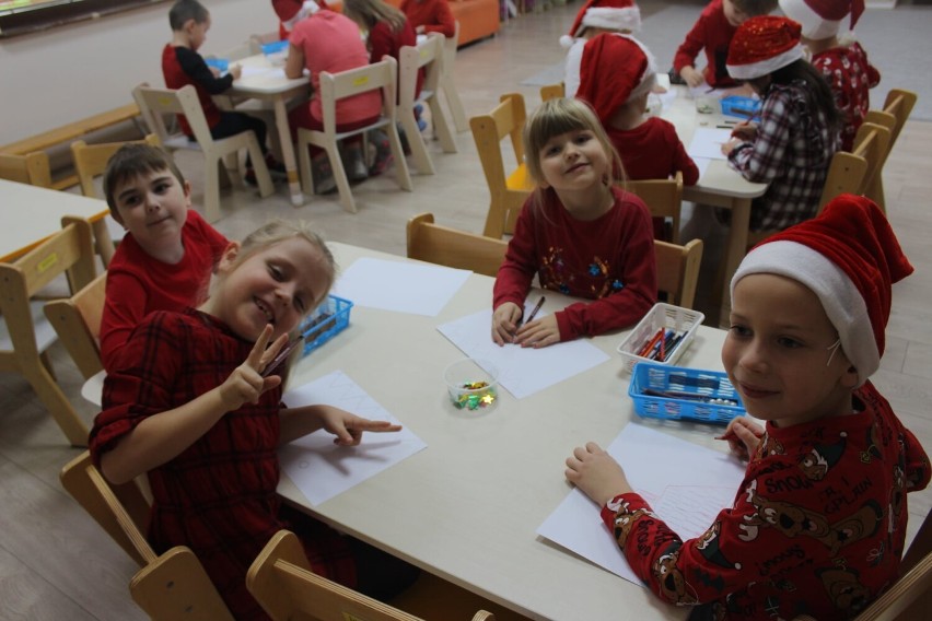 Wizyta Mikołaja w Niepublicznym Przedszkolu Językowo-Sportowym Czerwona Ciuchcia w Chodzieży 