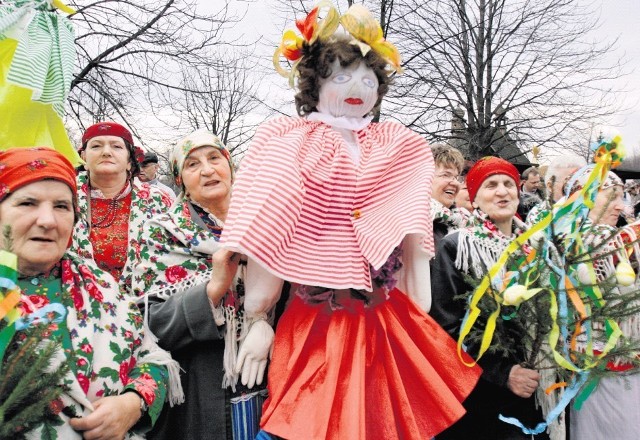 Topienie marzanny w chorzowskim skansenie.