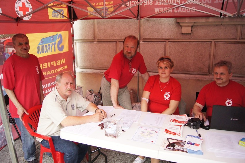 Wielka akcja krwiodawstwa na Głównym Rynku w Kaliszu. ZDJĘCIA