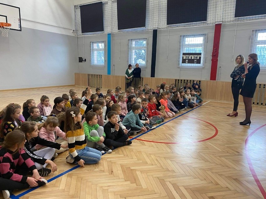 Teatr Edukacyjny wystąpił w Szkole Podstawowej numer 12 w Starachowicach. Zobacz zdjęcia