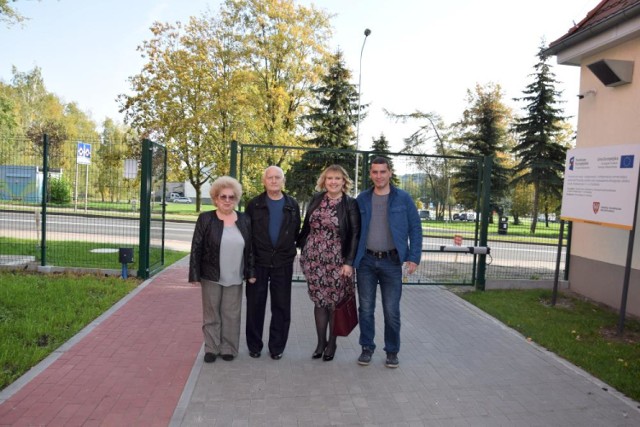 Agnieszka Kowalska wraz z rodziną w drodze do lokalu wyborczego w SP nr 1 Chodzież