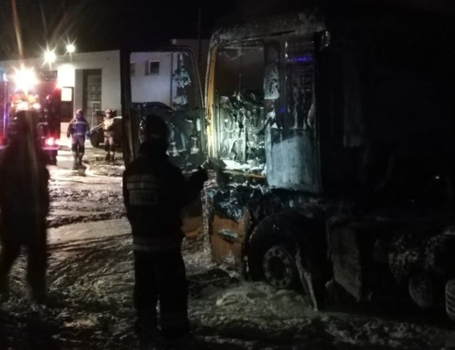 Akcja gaśnicza trwała ponad godzinę. Spaleniu uległa kabina ciągnika siodłowego