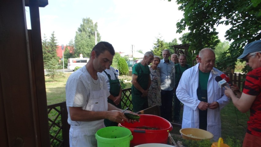 Bezdomni z Gniezna utworzyli własny stragan i przekazali...