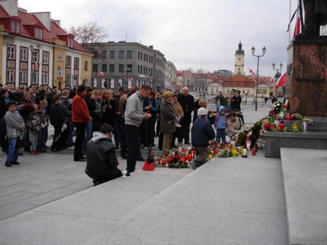 Mieszkańcy Białegostoku przyszli pod pomnik Józefa Piłsudskiego oddać hołd ofiarom katastrofy lotniczej w Smoleńsku
