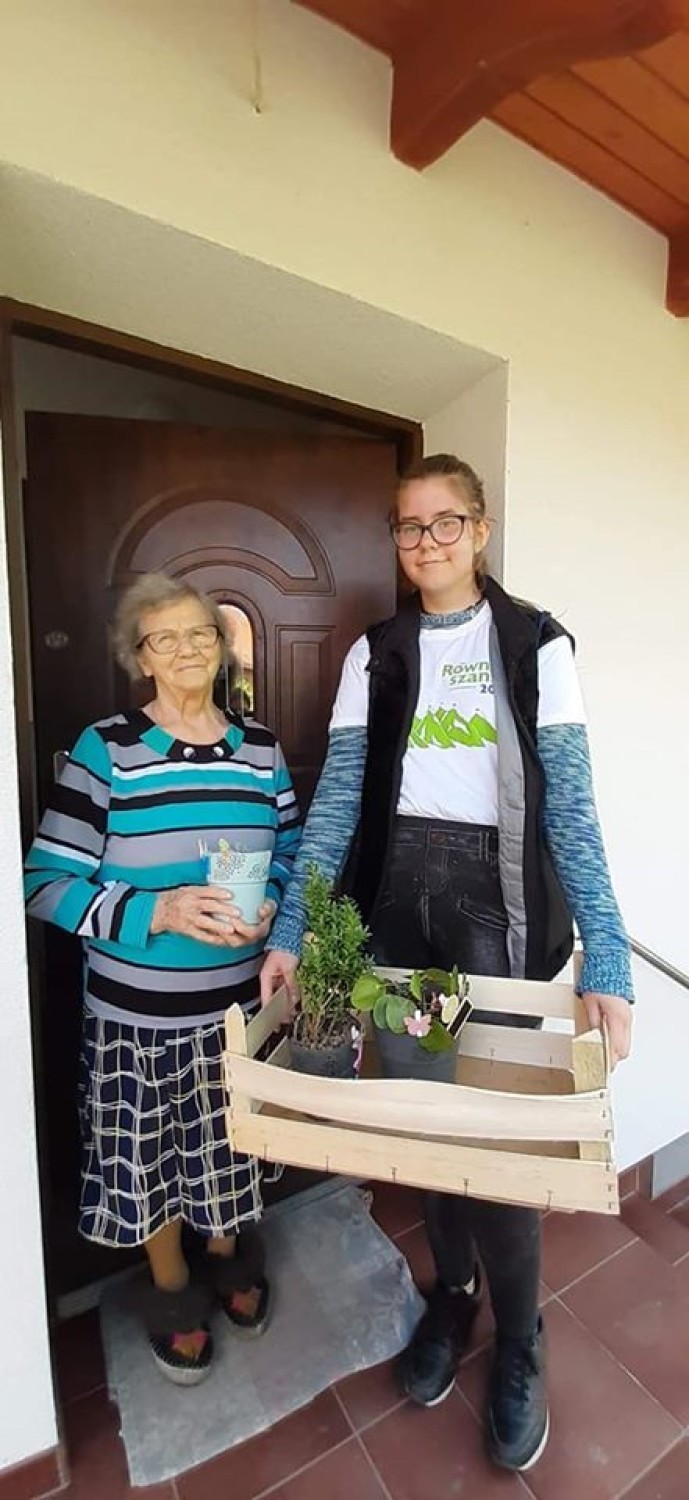 WSCHOWA. Młodzi wolontariusze z Jędrzychowic w ramach projektu grantowego „Równać szanse” rozdali starszym mieszkańcom kilkadziesiąt roślin 