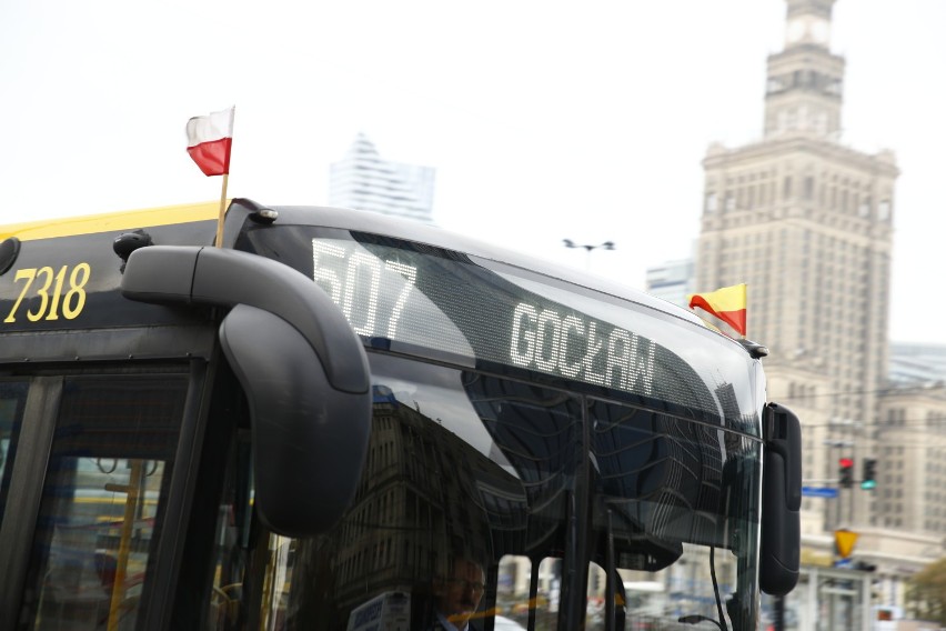 Na autobusach i tramwajach pojawiły się flagi. To znak solidarności ze Strajkiem Kobiet