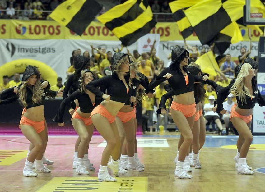 Koszykarskie derby Trójmiasta. Wygrana Trefla. Zobacz Cheerleaders FLEX Sopot w Ergo Arenie