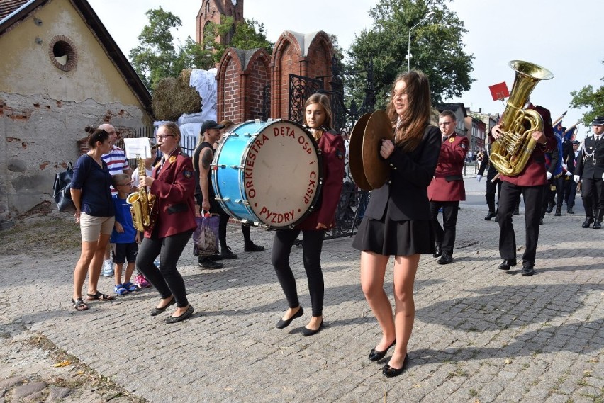 Trwają dożynki powiatowe w Miłosławiu. Za nami tradycyjnie obrzędy 